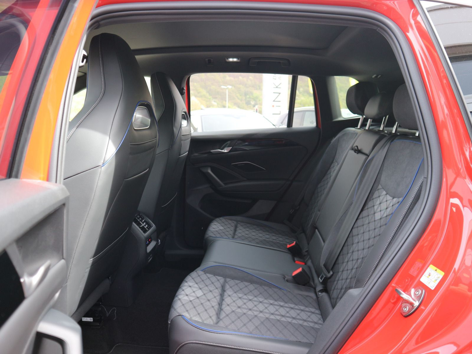 Fahrzeugabbildung Volkswagen Tiguan R-Line 1,5 l eTSI OPF (150 PS) DSG*AHK*PANORAMA*HARMAN KARDON*STDHZG*WINTERRÄDER