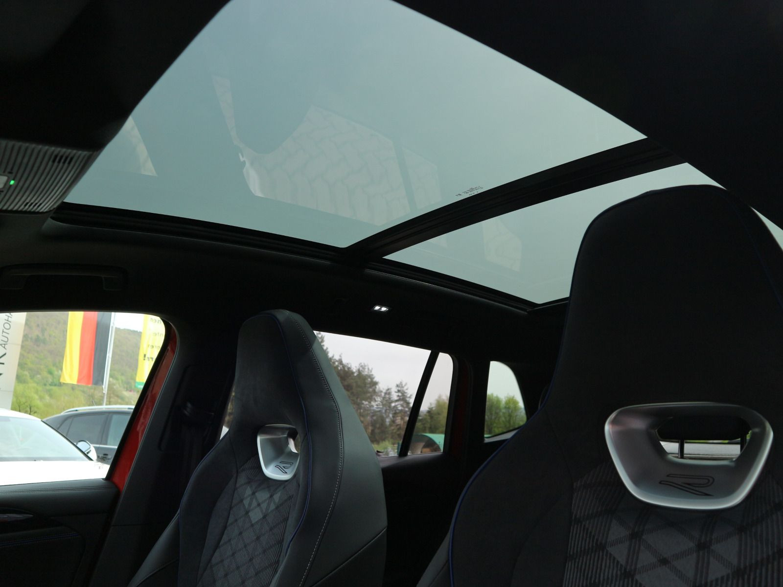 Fahrzeugabbildung Volkswagen Tiguan R-Line 1,5 l eTSI OPF (150 PS) DSG*AHK*PANORAMA*HARMAN KARDON*STDHZG*WINTERRÄDER