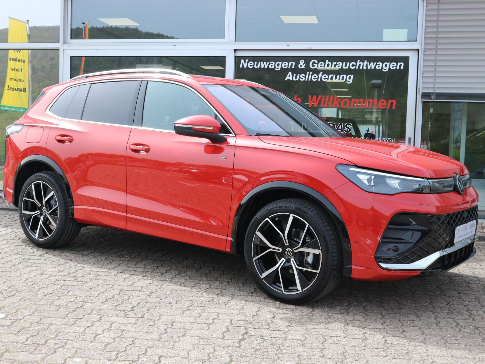 Fahrzeugabbildung Volkswagen Tiguan R-Line 1,5 l eTSI OPF (150 PS) DSG*AHK*PANORAMA*HARMAN KARDON*STDHZG*WINTERRÄDER