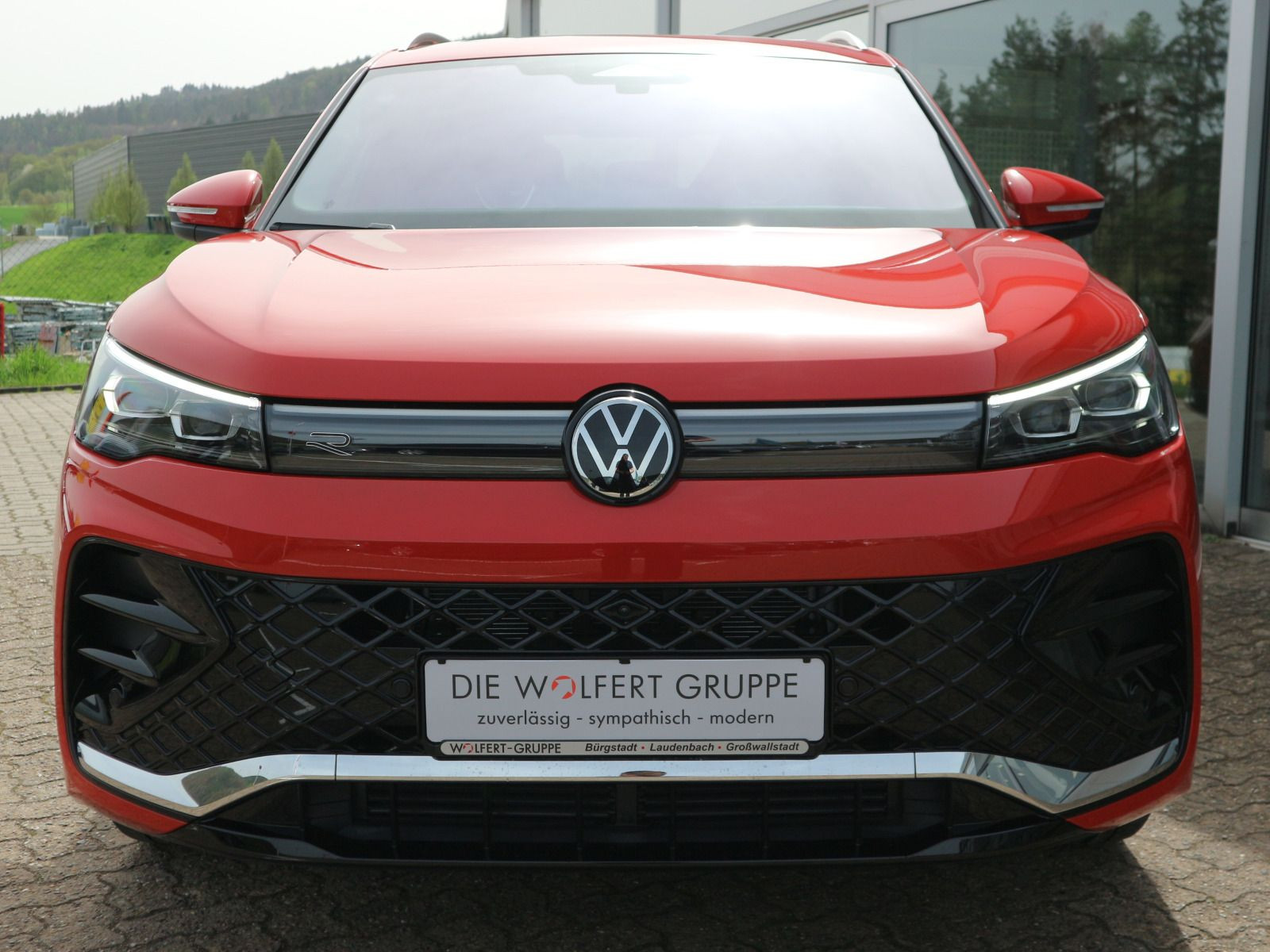 Fahrzeugabbildung Volkswagen Tiguan R-Line 1,5 l eTSI OPF (150 PS) DSG*AHK*PANORAMA*HARMAN KARDON*STDHZG*WINTERRÄDER