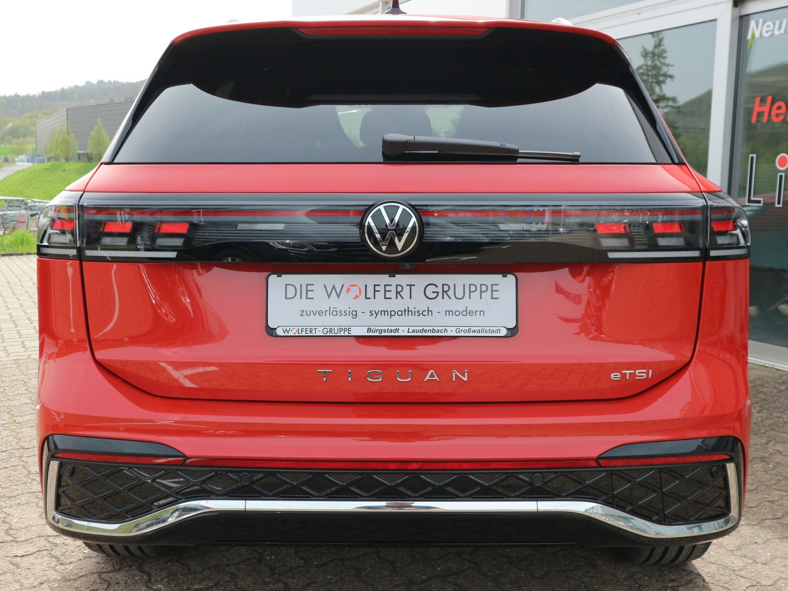 Fahrzeugabbildung Volkswagen Tiguan R-Line 1,5 l eTSI OPF (150 PS) DSG*AHK*PANORAMA*HARMAN KARDON*STDHZG*WINTERRÄDER
