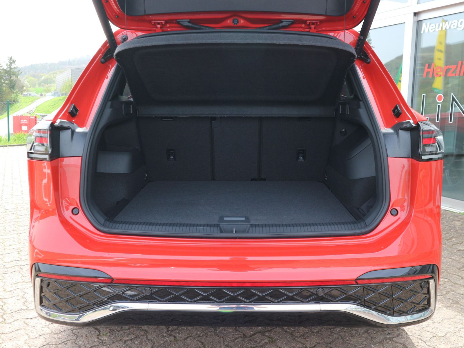 Fahrzeugabbildung Volkswagen Tiguan R-Line 1,5 l eTSI OPF (150 PS) DSG*AHK*PANORAMA*HARMAN KARDON*STDHZG*WINTERRÄDER