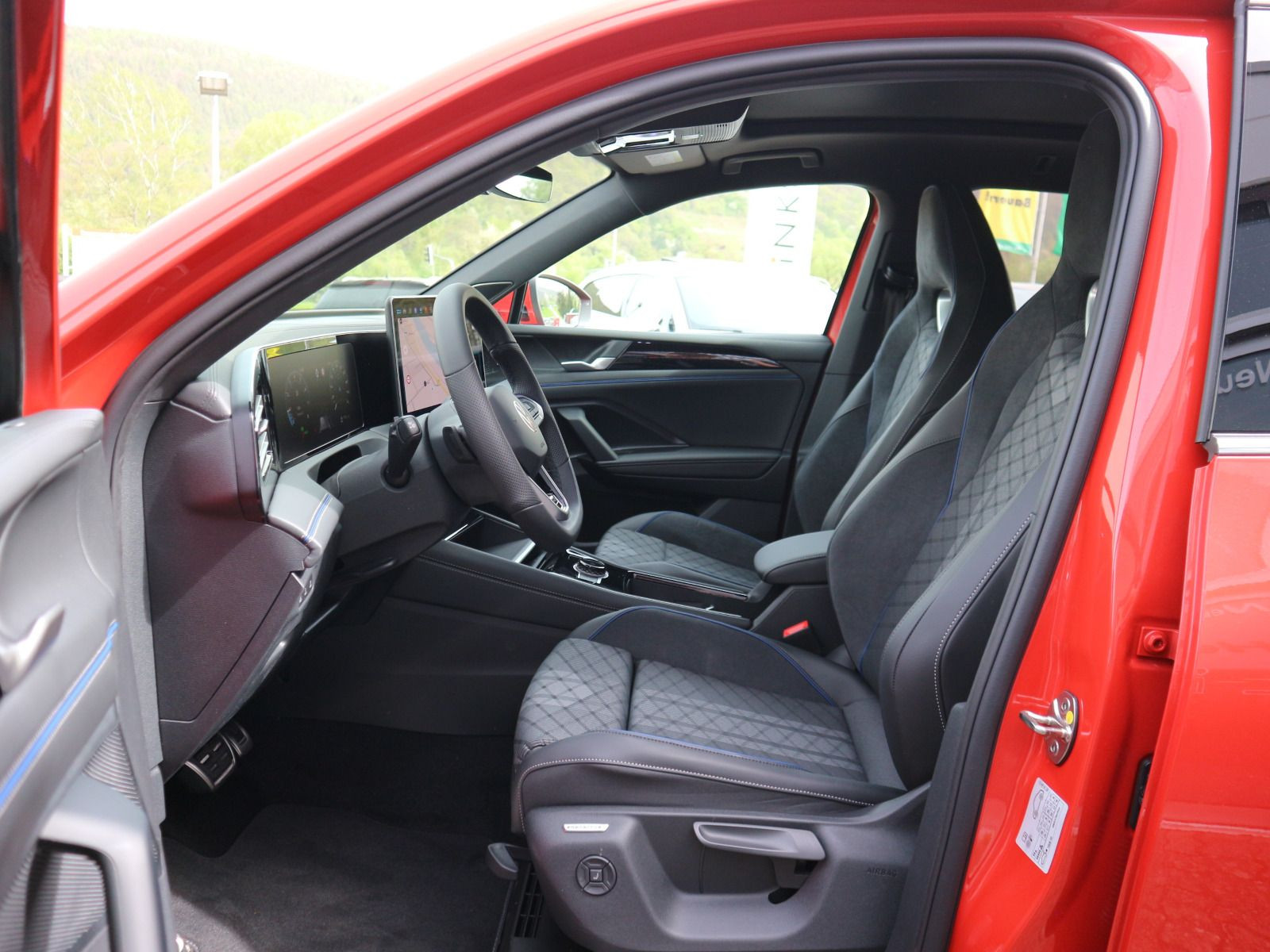 Fahrzeugabbildung Volkswagen Tiguan R-Line 1,5 l eTSI OPF (150 PS) DSG*AHK*PANORAMA*HARMAN KARDON*STDHZG*WINTERRÄDER