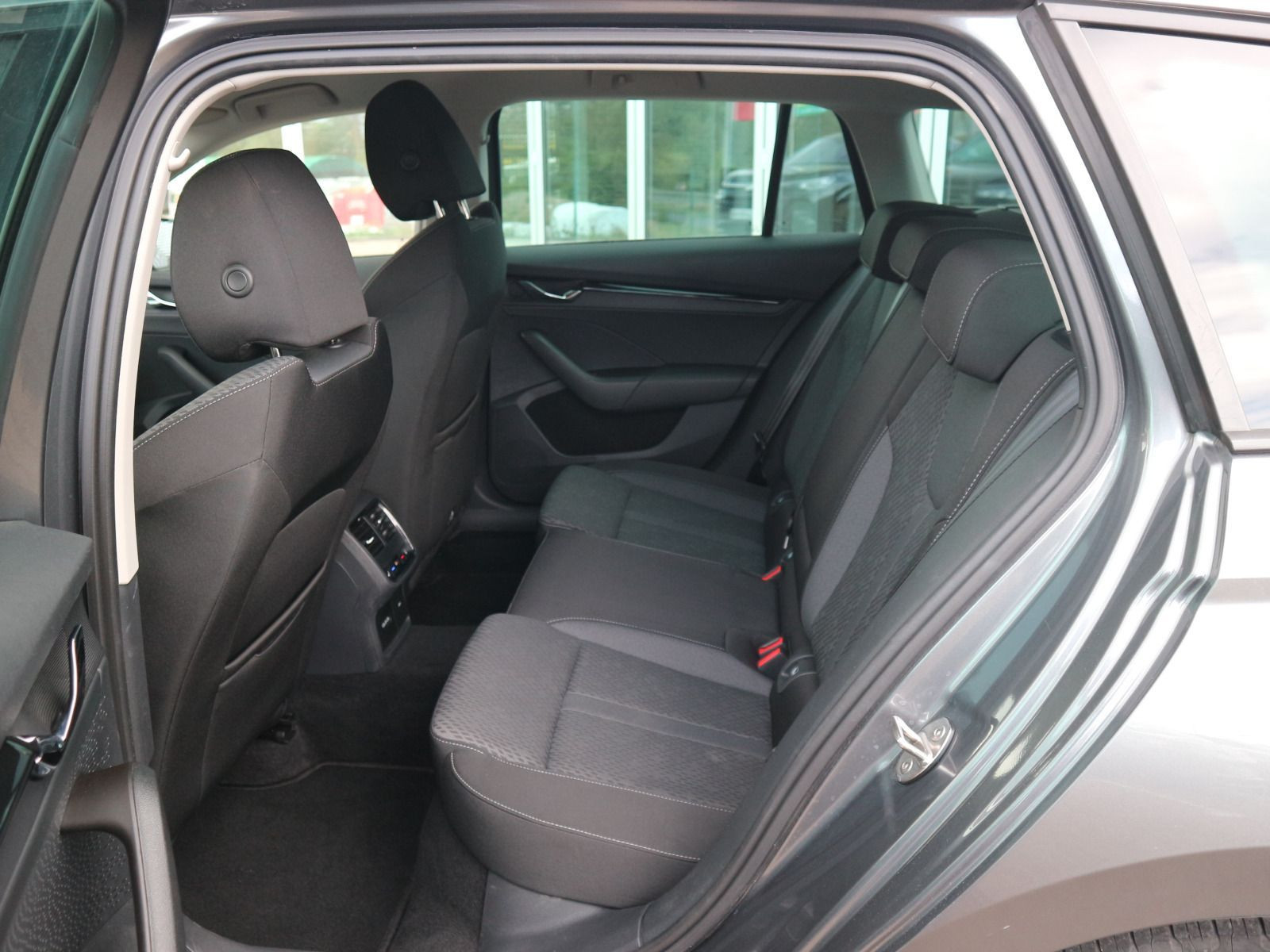 Fahrzeugabbildung SKODA Octavia Combi Clever 2.0 TDI CARPLAY RFK LED