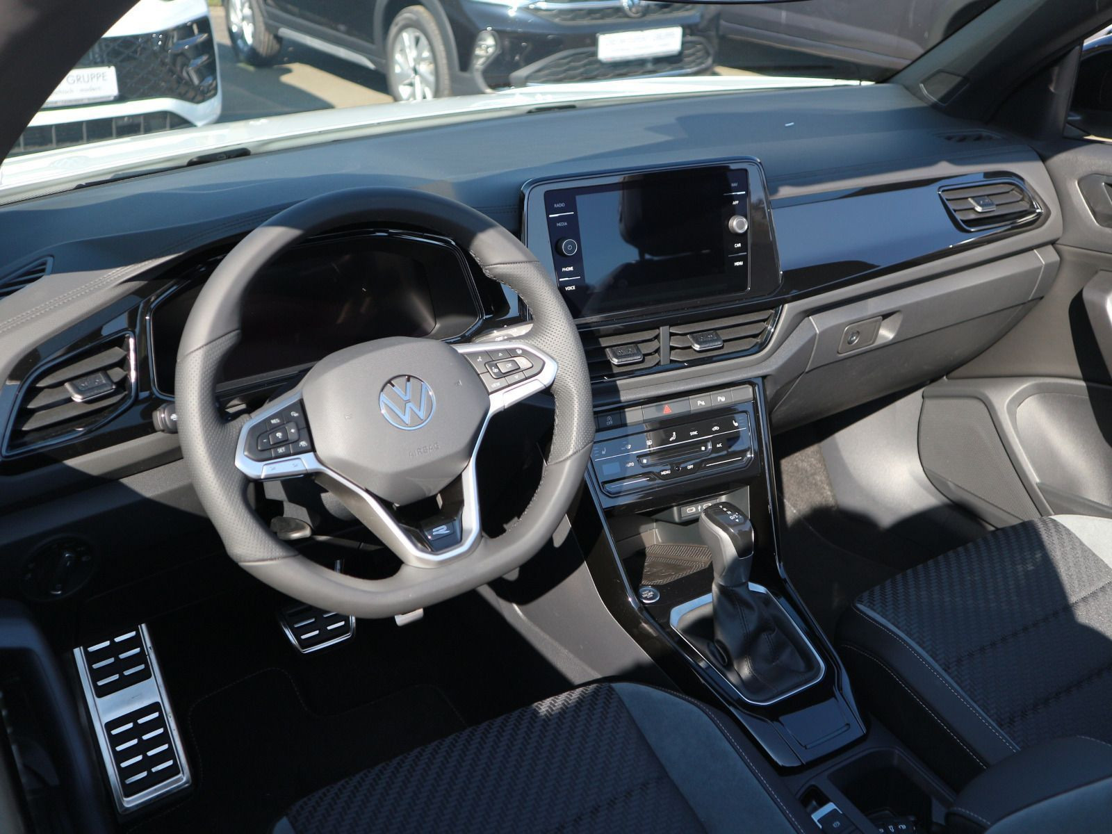 Fahrzeugabbildung Volkswagen T-Roc Cabriolet R-Line 1.5 l TSI OPF (150 PS) DSG*WINTERRÄDER*BLACKSTYLE*IQ-LIGHT*