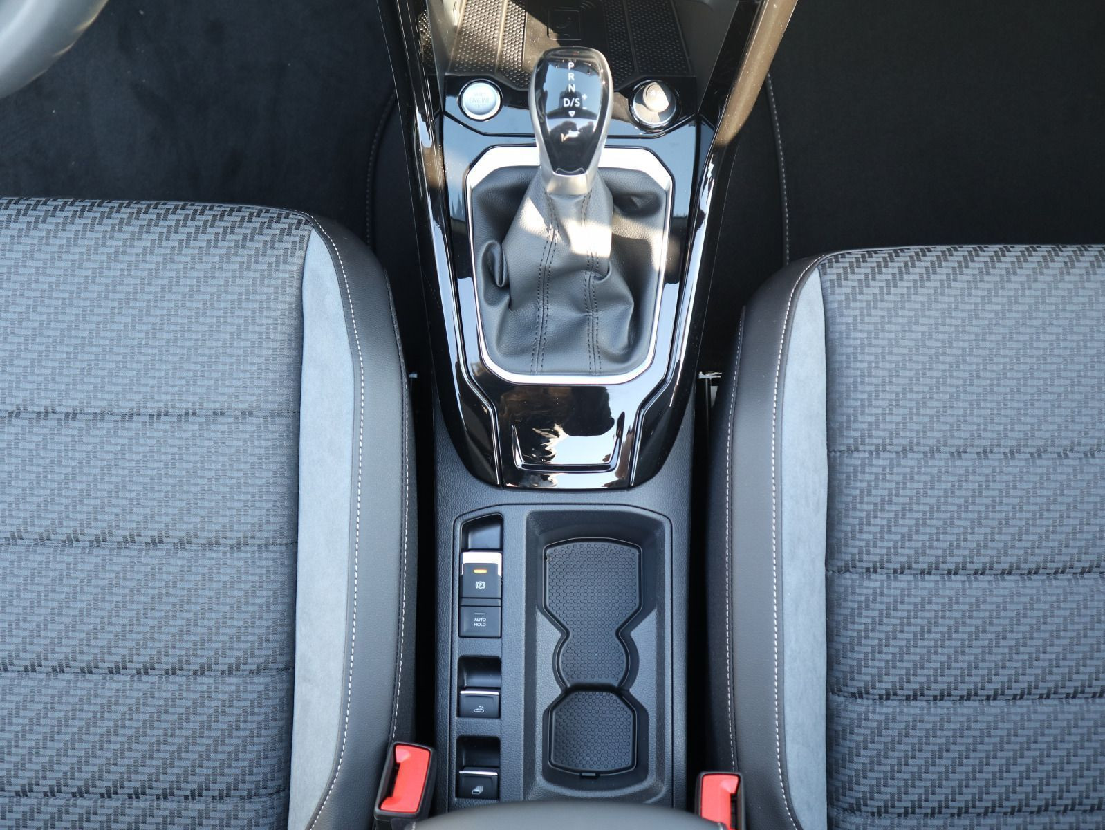 Fahrzeugabbildung Volkswagen T-Roc Cabriolet R-Line 1.5 l TSI OPF (150 PS) DSG*WINTERRÄDER*BLACKSTYLE*IQ-LIGHT*