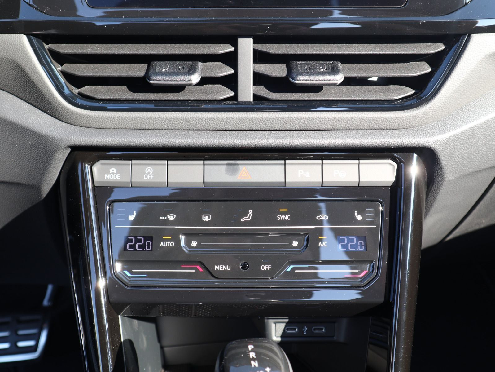 Fahrzeugabbildung Volkswagen T-Roc Cabriolet R-Line 1.5 l TSI OPF (150 PS) DSG*WINTERRÄDER*BLACKSTYLE*IQ-LIGHT*