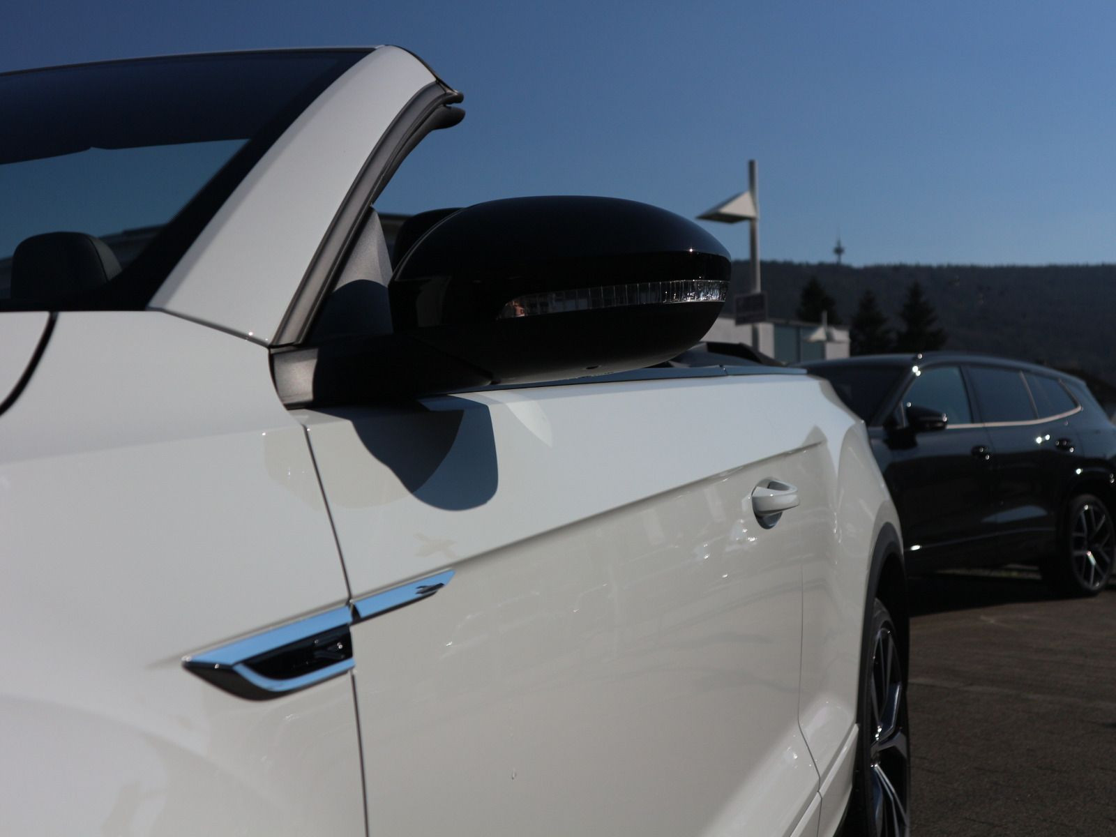 Fahrzeugabbildung Volkswagen T-Roc Cabriolet R-Line 1.5 l TSI OPF (150 PS) DSG*WINTERRÄDER*BLACKSTYLE*IQ-LIGHT*