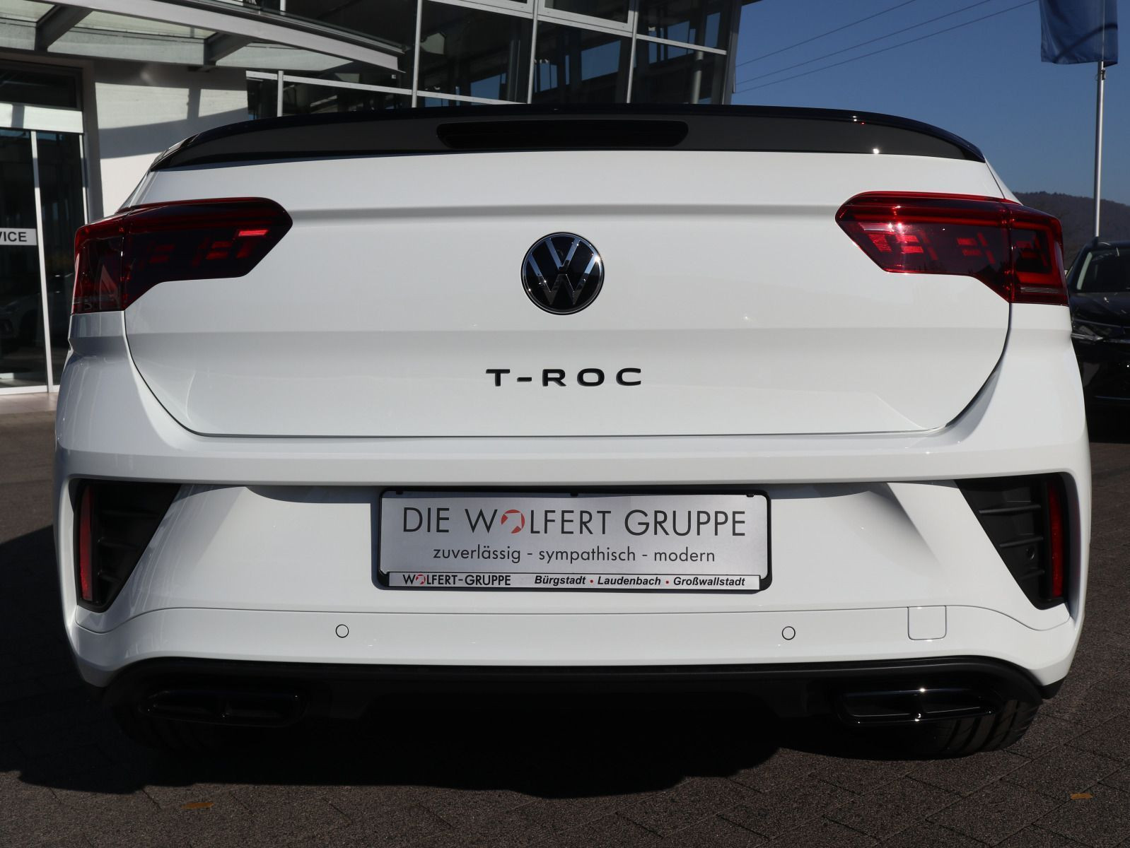 Fahrzeugabbildung Volkswagen T-Roc Cabriolet R-Line 1.5 l TSI OPF (150 PS) DSG*WINTERRÄDER*BLACKSTYLE*IQ-LIGHT*