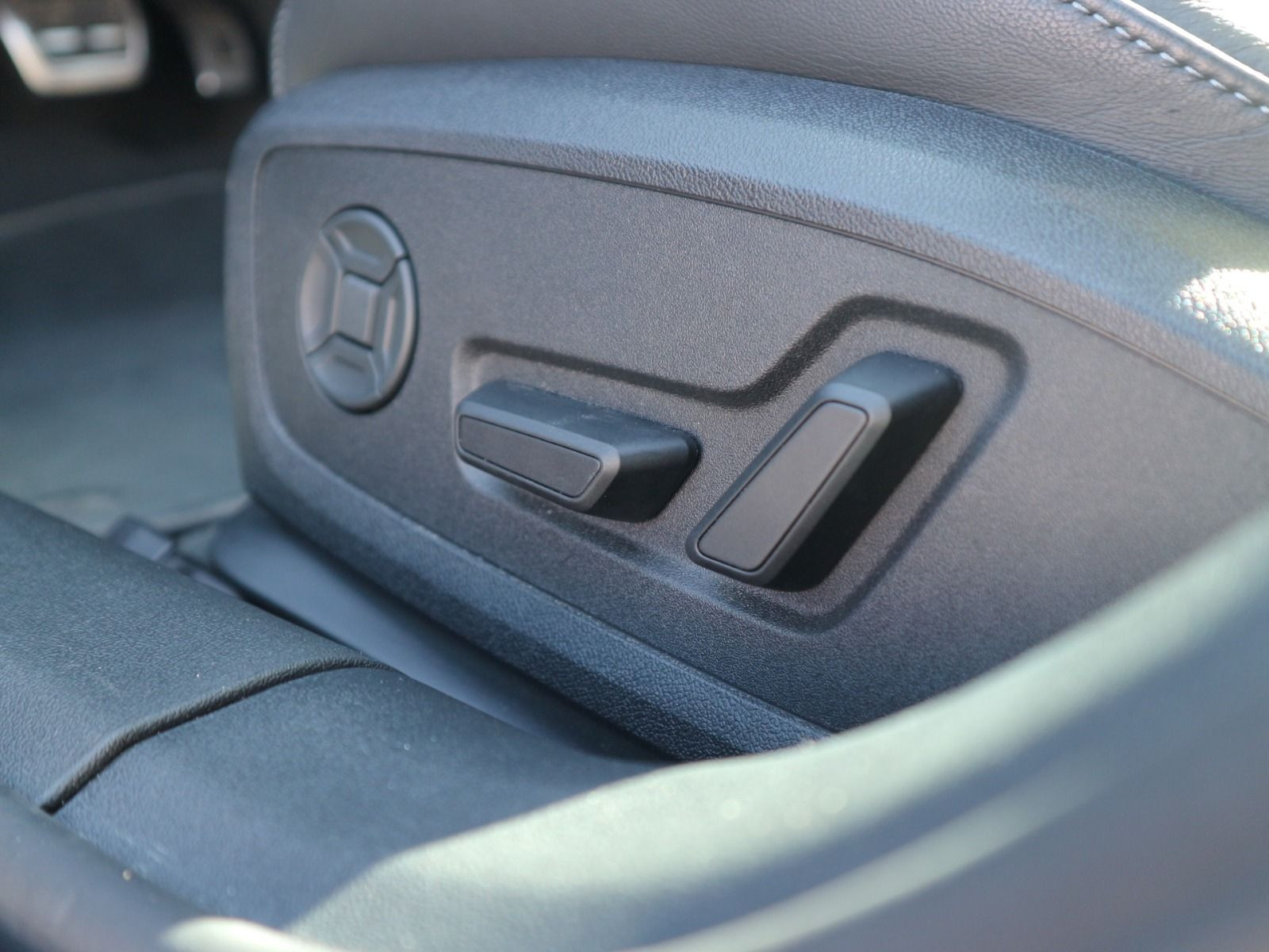 Fahrzeugabbildung Audi A6 Avant S line TFSI quattro 270 kW AHK*PANO*ACC