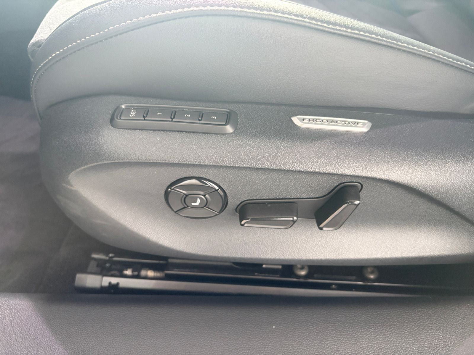 Fahrzeugabbildung Volkswagen Passat R-Line 2.0 TDI 4M DSG PANO STHZ 360° HK