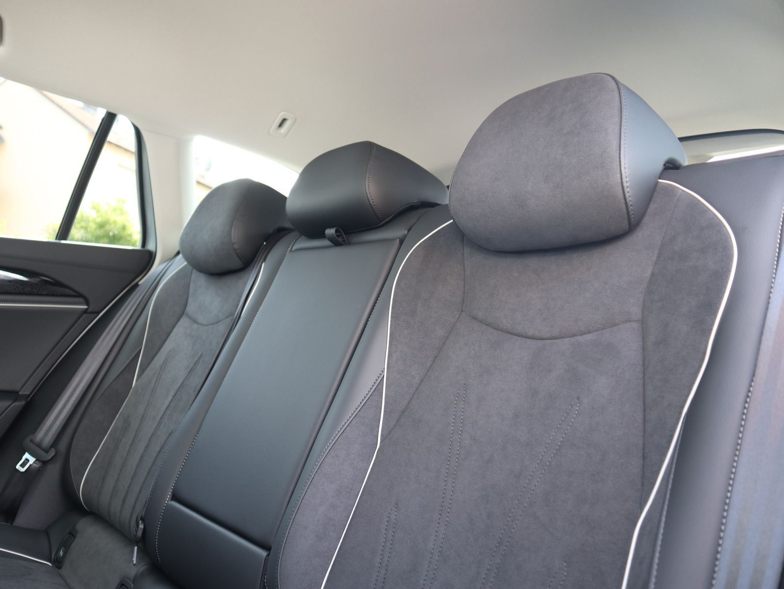 Fahrzeugabbildung Volkswagen Passat Business 1,5 eTSI OPF (150 PS) DSG *NAVI*AHK*