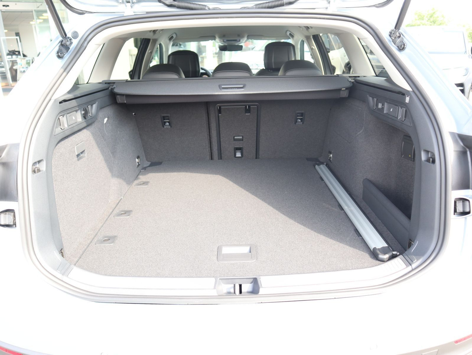 Fahrzeugabbildung Volkswagen Passat Business 1,5 eTSI OPF (150 PS) DSG *NAVI*AHK*