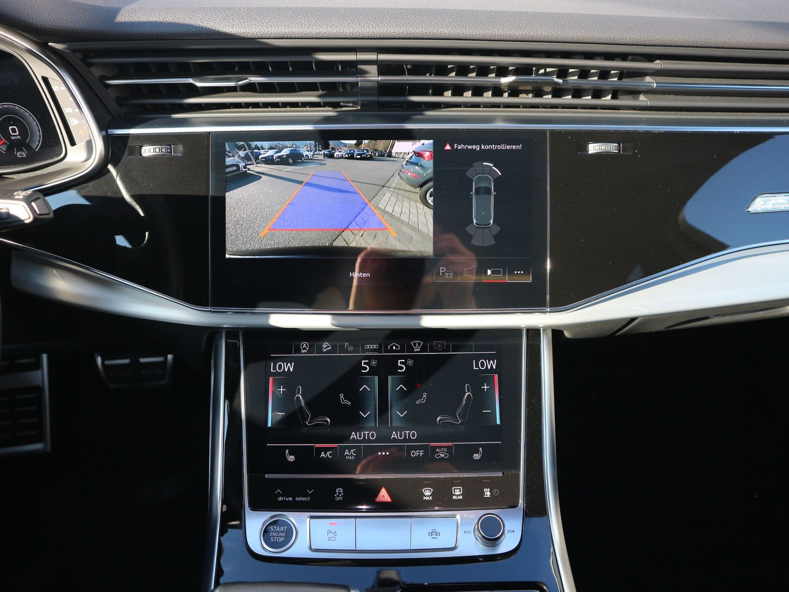 Fahrzeugabbildung Audi Q7 S line 55 TFSI quattro 7-SITZER*AHK*PANO*STHZ