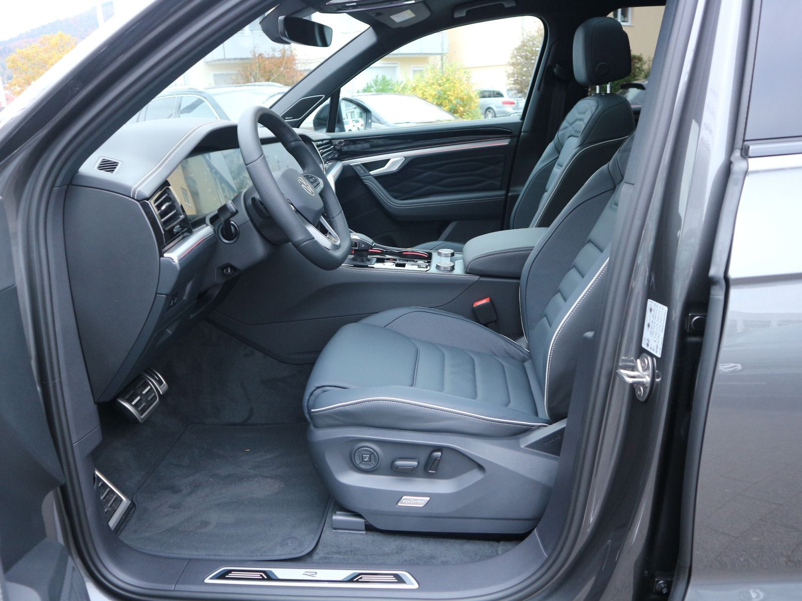 Fahrzeugabbildung Volkswagen Touareg R-Line 3,0 V6 TDI SCR 4MOTION (286 PS)*AHK*BLACKSTYLE*PANORAMA*WINTERRÄDER*