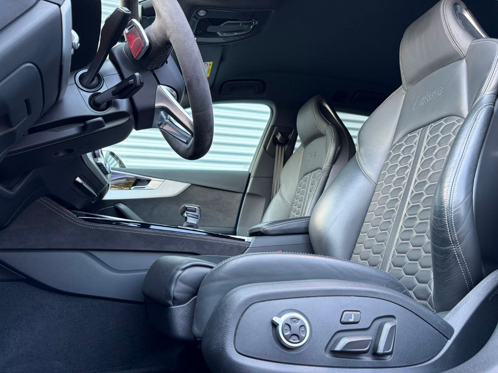 Fahrzeugabbildung Audi RS 4 Avant +WINTERRÄDER+DYNAMIKPAKET+HUD+SPORTAB