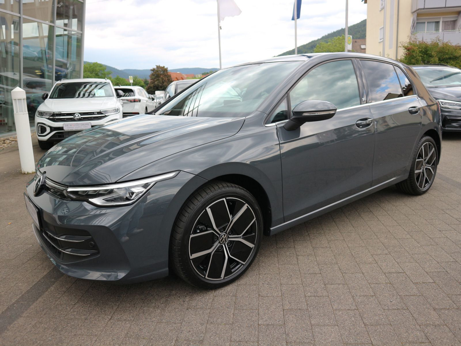 Fahrzeugabbildung Volkswagen Golf EDITION 50 1,5 eTSI OPF (150 PS) DSG*AHK*PANORAMA*WINTERRÄDER*FACELIFT