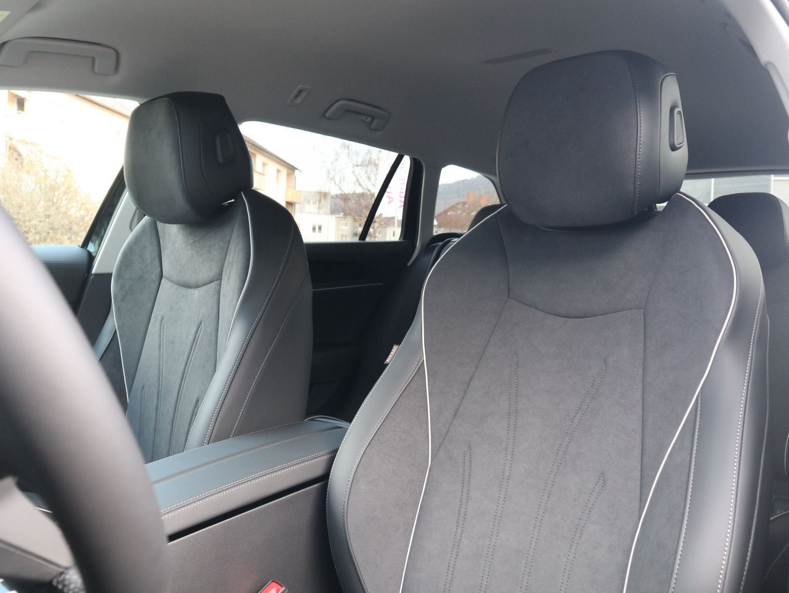 Fahrzeugabbildung Volkswagen Passat Business 2,0 TDI SCR (150 PS) DSG *AHK*WINTERRÄDER*NAVI PRO*