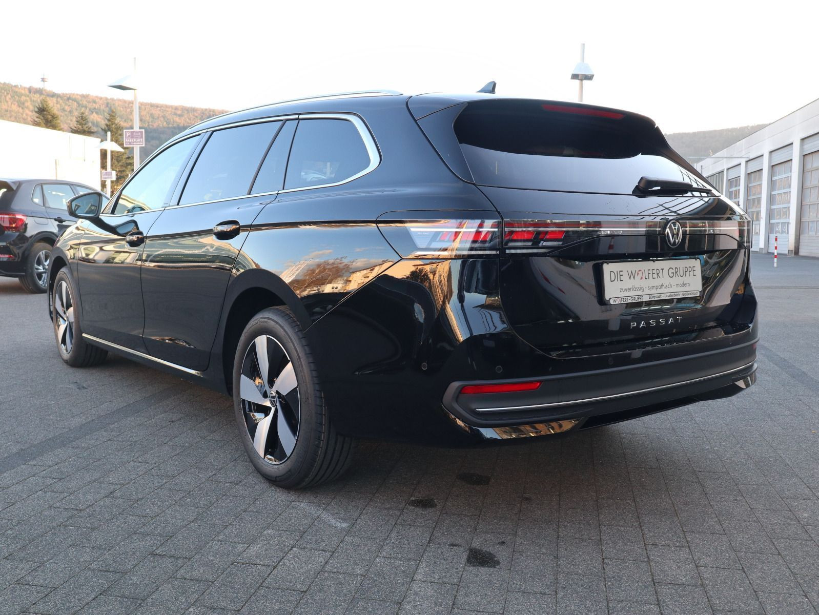 Fahrzeugabbildung Volkswagen Passat Business 2,0 TDI SCR (150 PS) DSG *AHK*WINTERRÄDER*NAVI PRO*