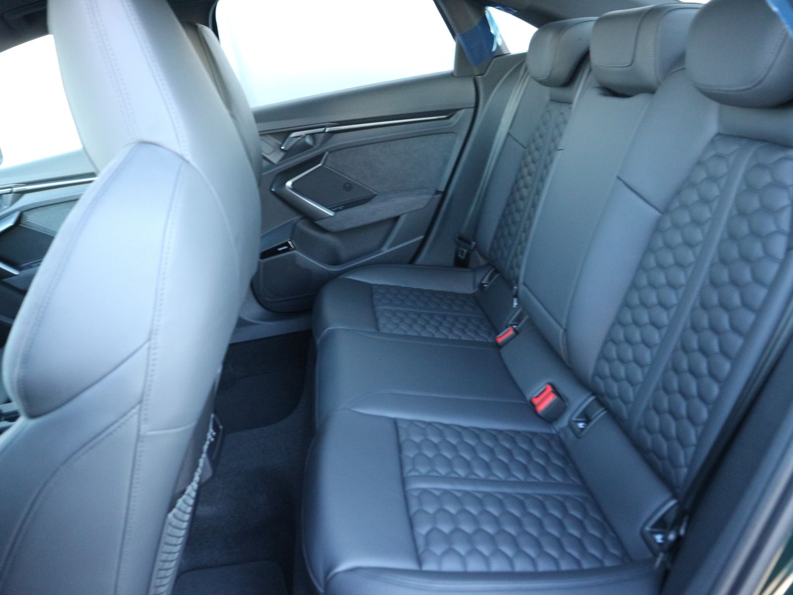 Fahrzeugabbildung Audi RS 3 Limousine S tronic*TIEFGRÜN PERL*PANO*NAVI*