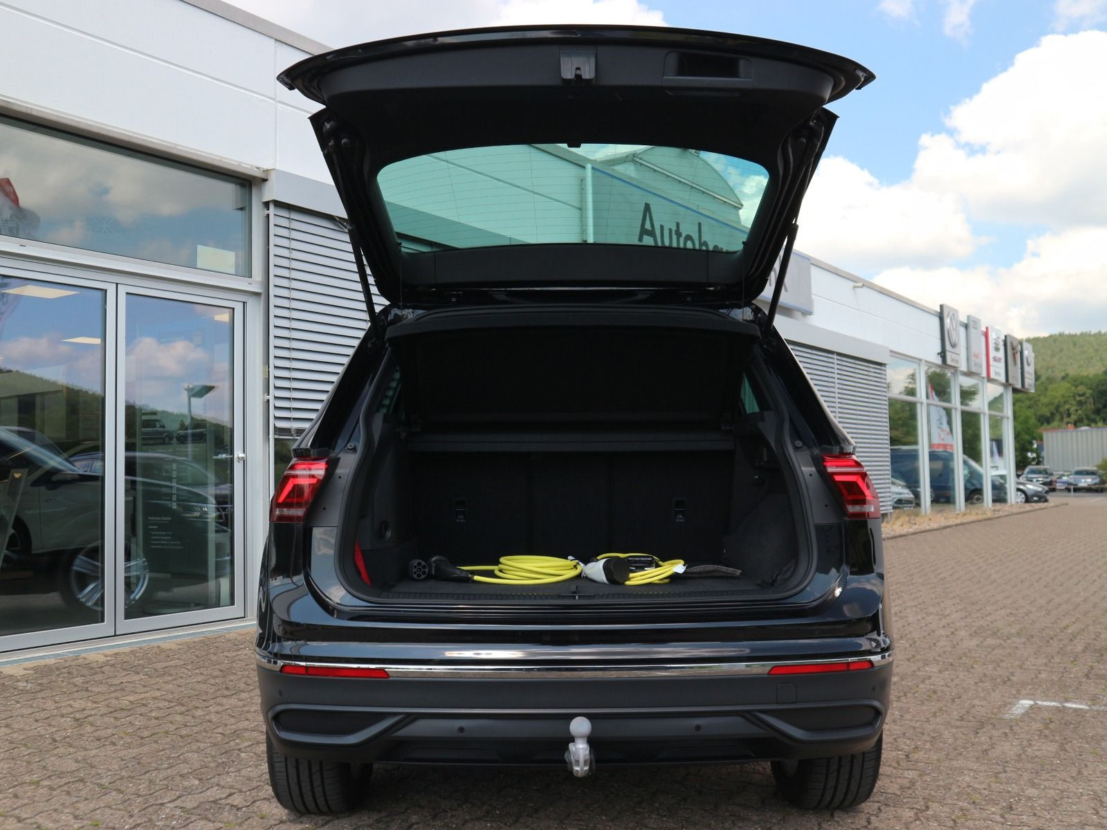 Fahrzeugabbildung Volkswagen Tiguan Life 1.4 TSI eHybrid DSG AHK RFK NAVI ACC