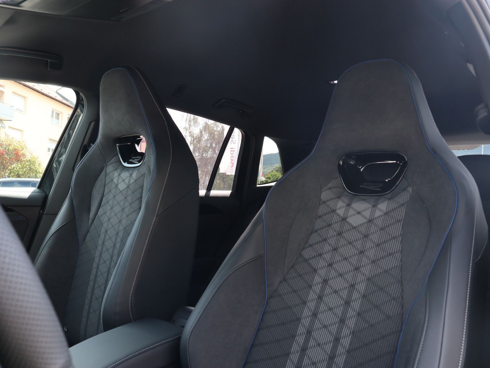 Fahrzeugabbildung Volkswagen Tiguan R-Line 1,5 eTSI OPF (150 PS) DSG*AHK*WINTERRÄDER*NAVI*