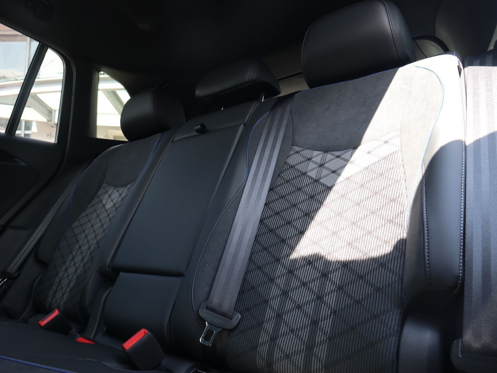 Fahrzeugabbildung Volkswagen Tiguan R-Line 1,5 eTSI OPF (150 PS) DSG*AHK*WINTERRÄDER*NAVI*