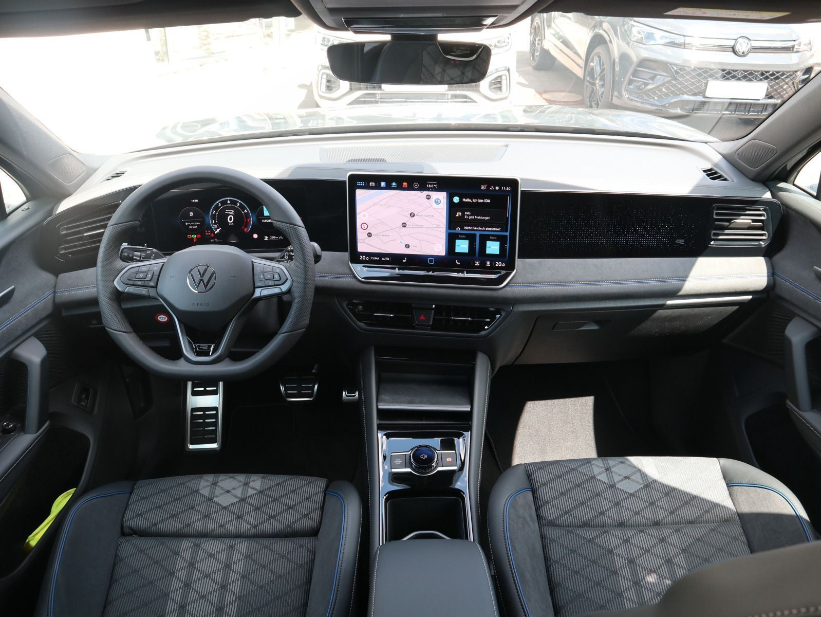 Fahrzeugabbildung Volkswagen Tiguan R-Line 1,5 eTSI OPF (150 PS) DSG*AHK*WINTERRÄDER*NAVI*