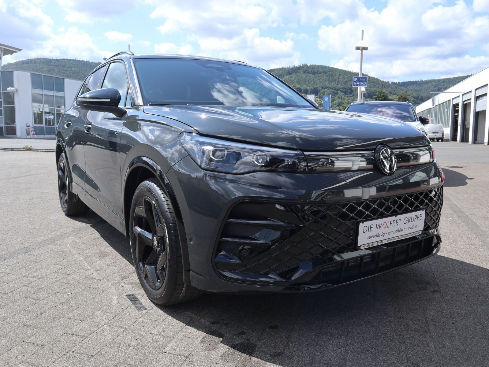 Fahrzeugabbildung Volkswagen Tiguan R-Line 1,5 eTSI OPF (150 PS) DSG*AHK*WINTERRÄDER*NAVI*