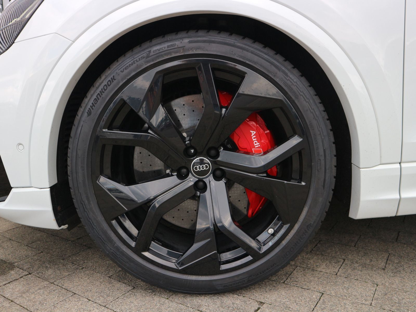 Fahrzeugabbildung Audi RS Q8 quattro PANO+KERAMIK+AHK+HEADUP+ACC+MATRIX