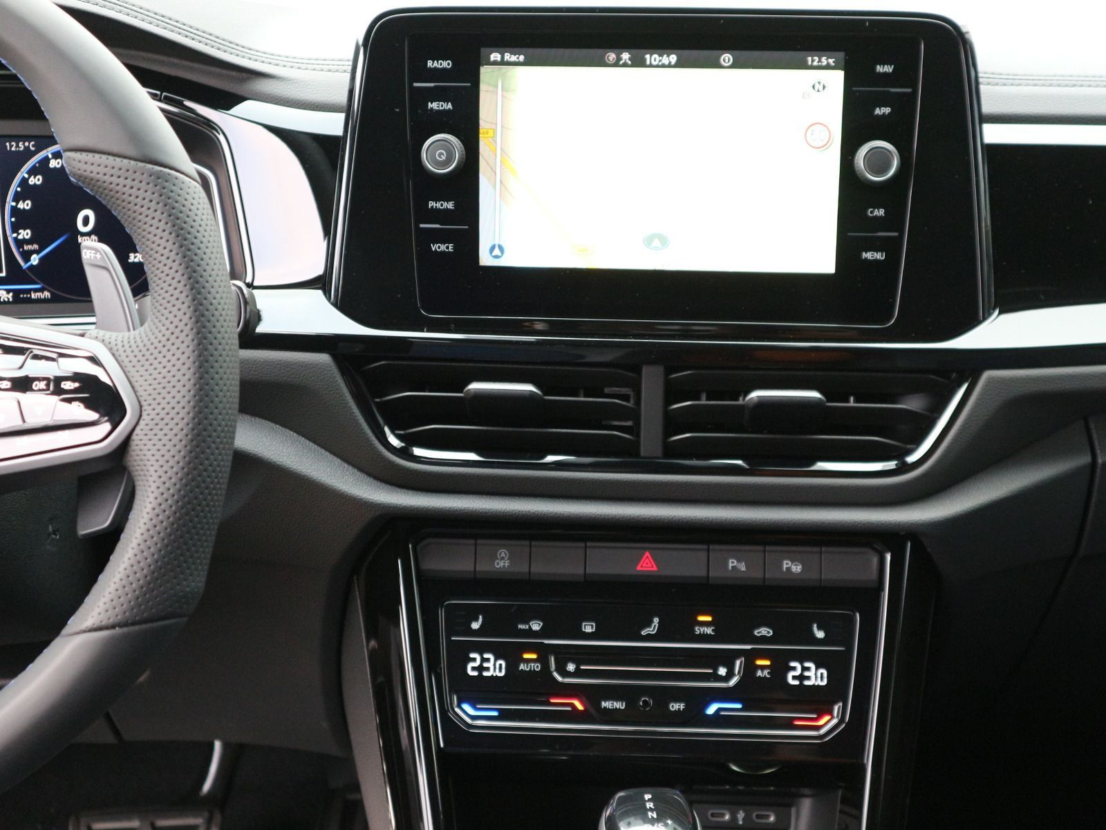 Fahrzeugabbildung Volkswagen T-Roc R 2.0 TSI OPF 4MOTION (300 PS) DSG *MATTLACK*AHK*PANORAMA*BLACKSTYLE*WINTERRÄDER*