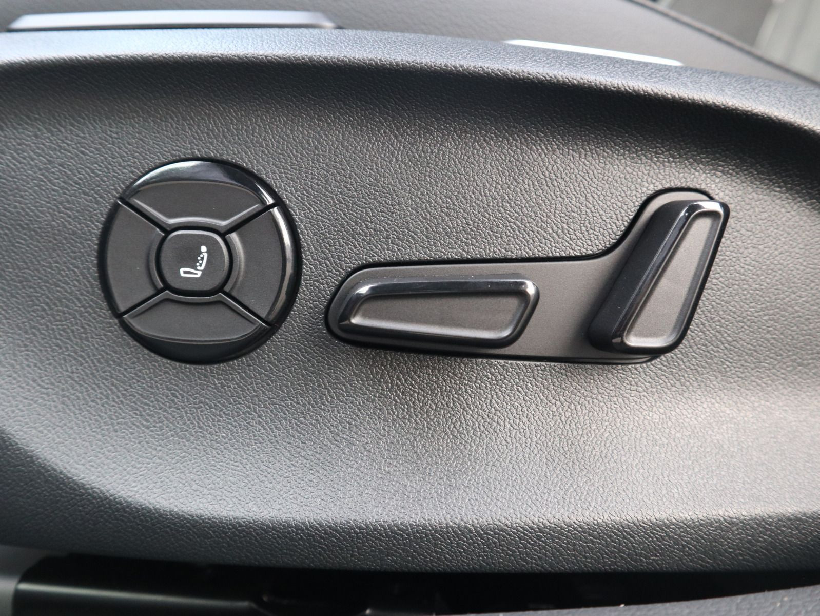 Fahrzeugabbildung Volkswagen Passat Business 1,5 eTSI OPF (150 PS) DSG *AHK*WINTERRÄDER*NAVI PRO*