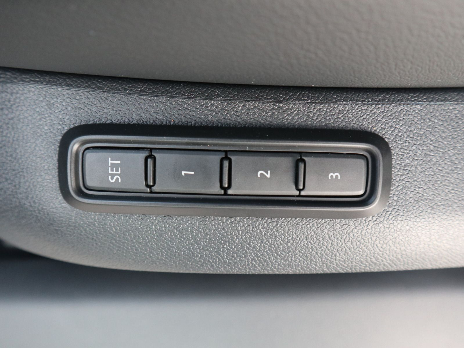 Fahrzeugabbildung Volkswagen Passat Business 1,5 eTSI OPF (150 PS) DSG *AHK*WINTERRÄDER*NAVI PRO*