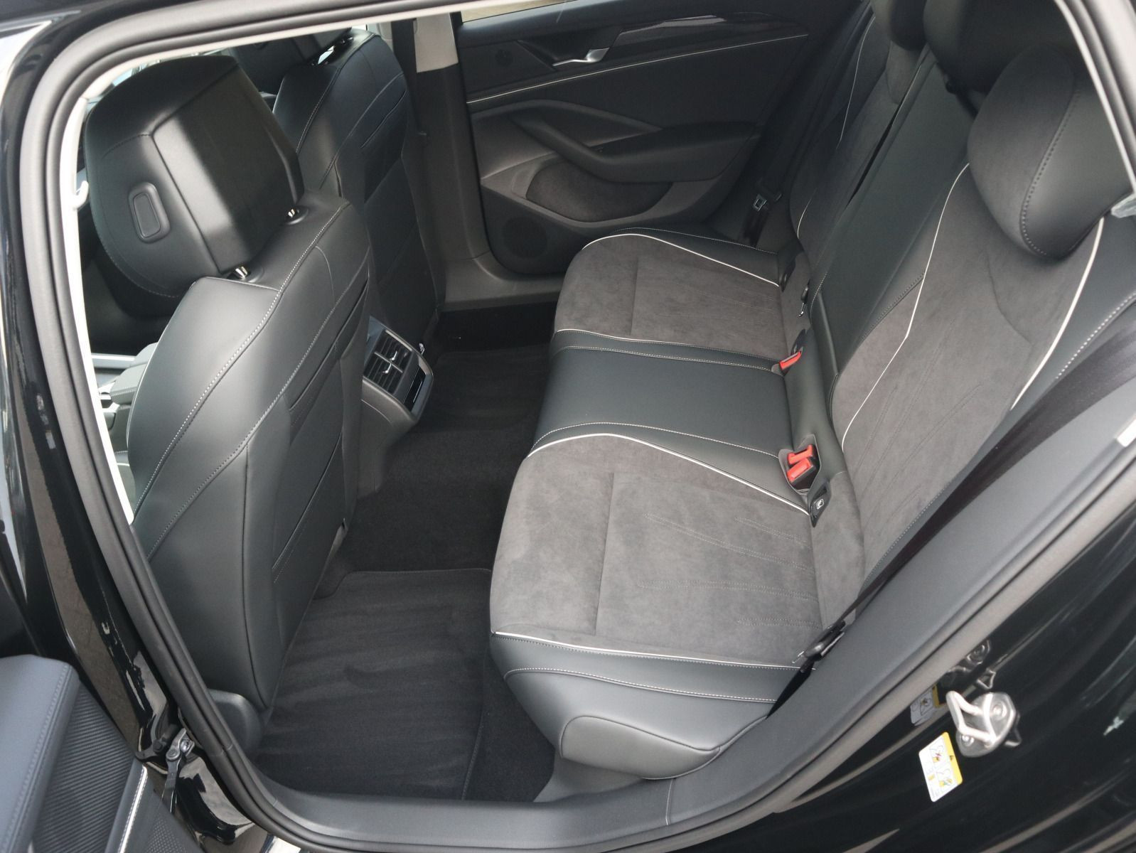Fahrzeugabbildung Volkswagen Passat Business 1,5 eTSI OPF (150 PS) DSG *AHK*WINTERRÄDER*NAVI PRO*