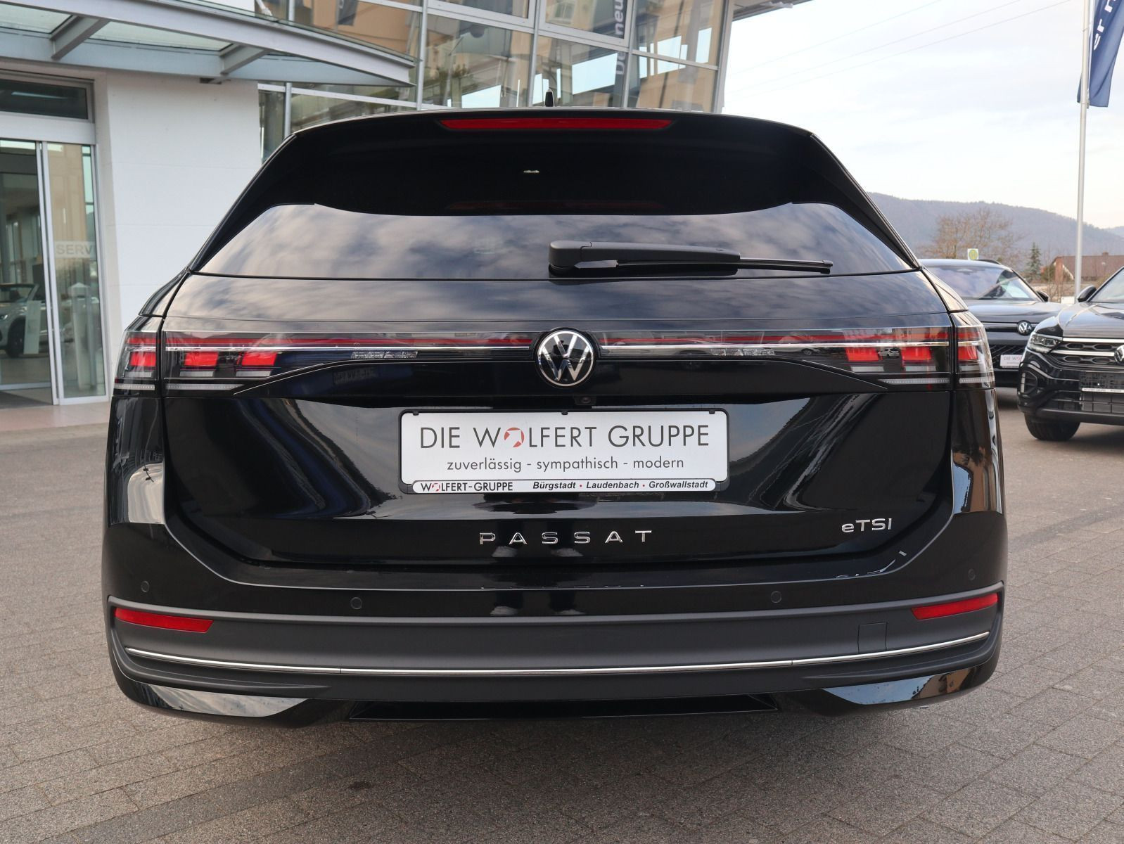 Fahrzeugabbildung Volkswagen Passat Business 1,5 eTSI OPF (150 PS) DSG *AHK*WINTERRÄDER*NAVI PRO*