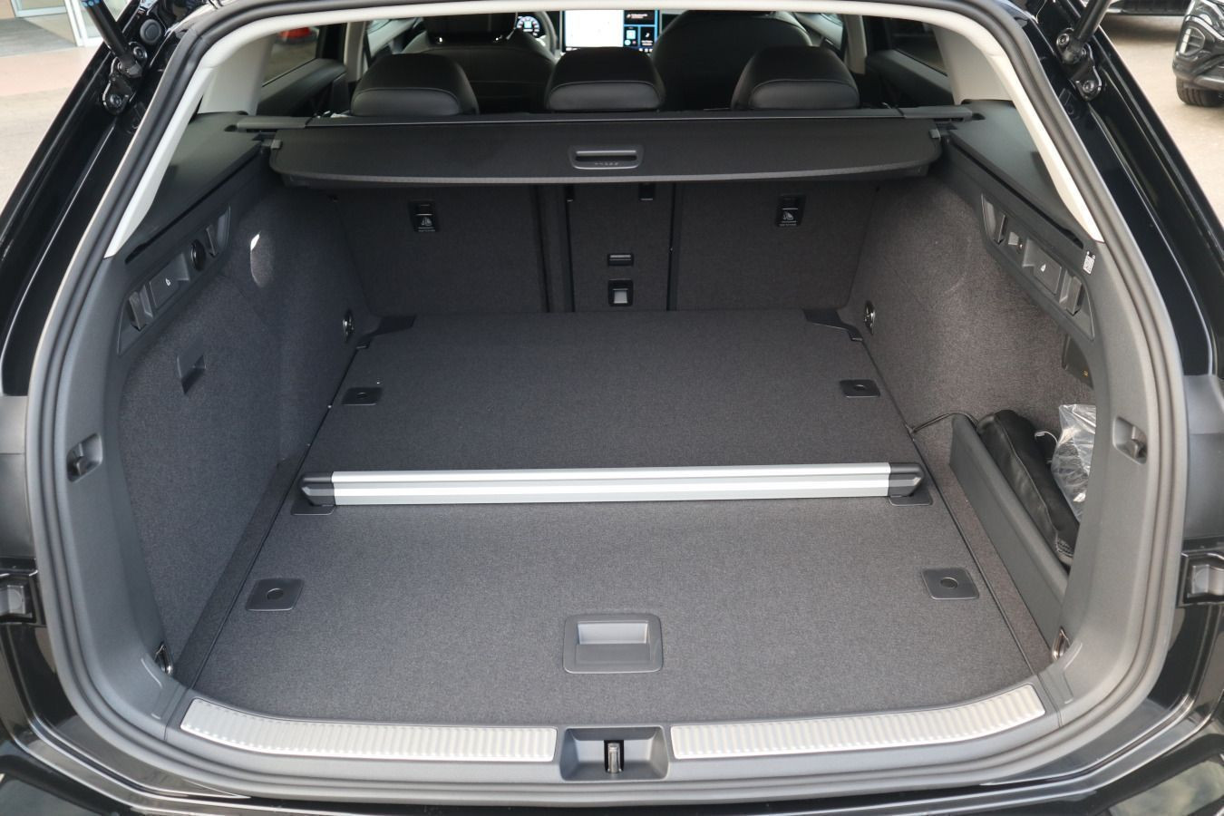 Fahrzeugabbildung Volkswagen Passat Business 1,5 eTSI OPF (150 PS) DSG *AHK*WINTERRÄDER*NAVI PRO*