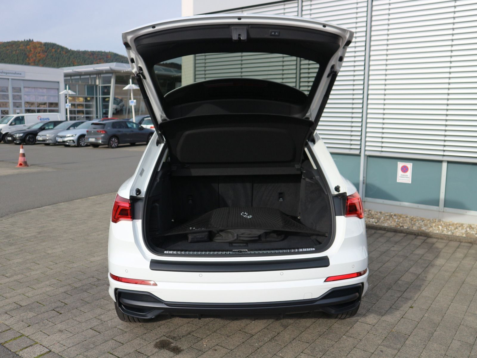 Fahrzeugabbildung Audi Q3 45 TFSI e S line AHK*CARPLAY*ACC*NAVI*SHZ