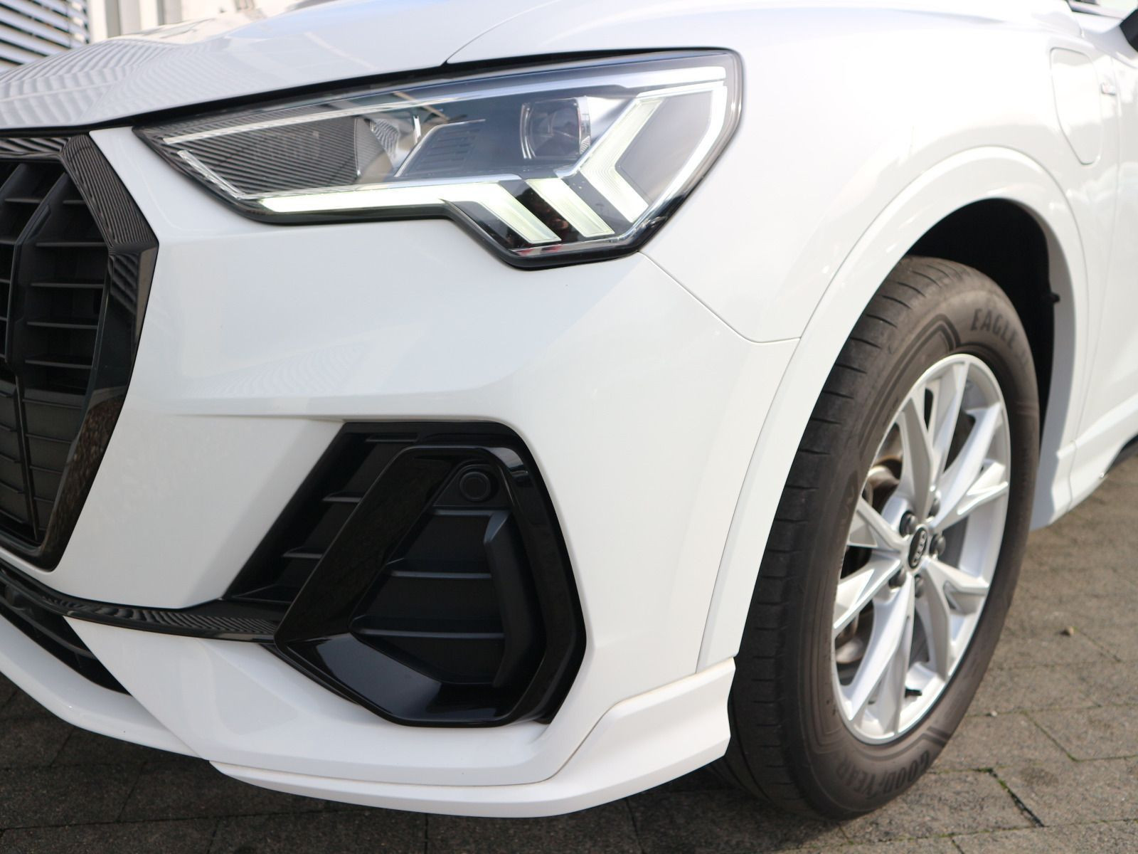 Fahrzeugabbildung Audi Q3 45 TFSI e S line AHK*CARPLAY*ACC*NAVI*SHZ