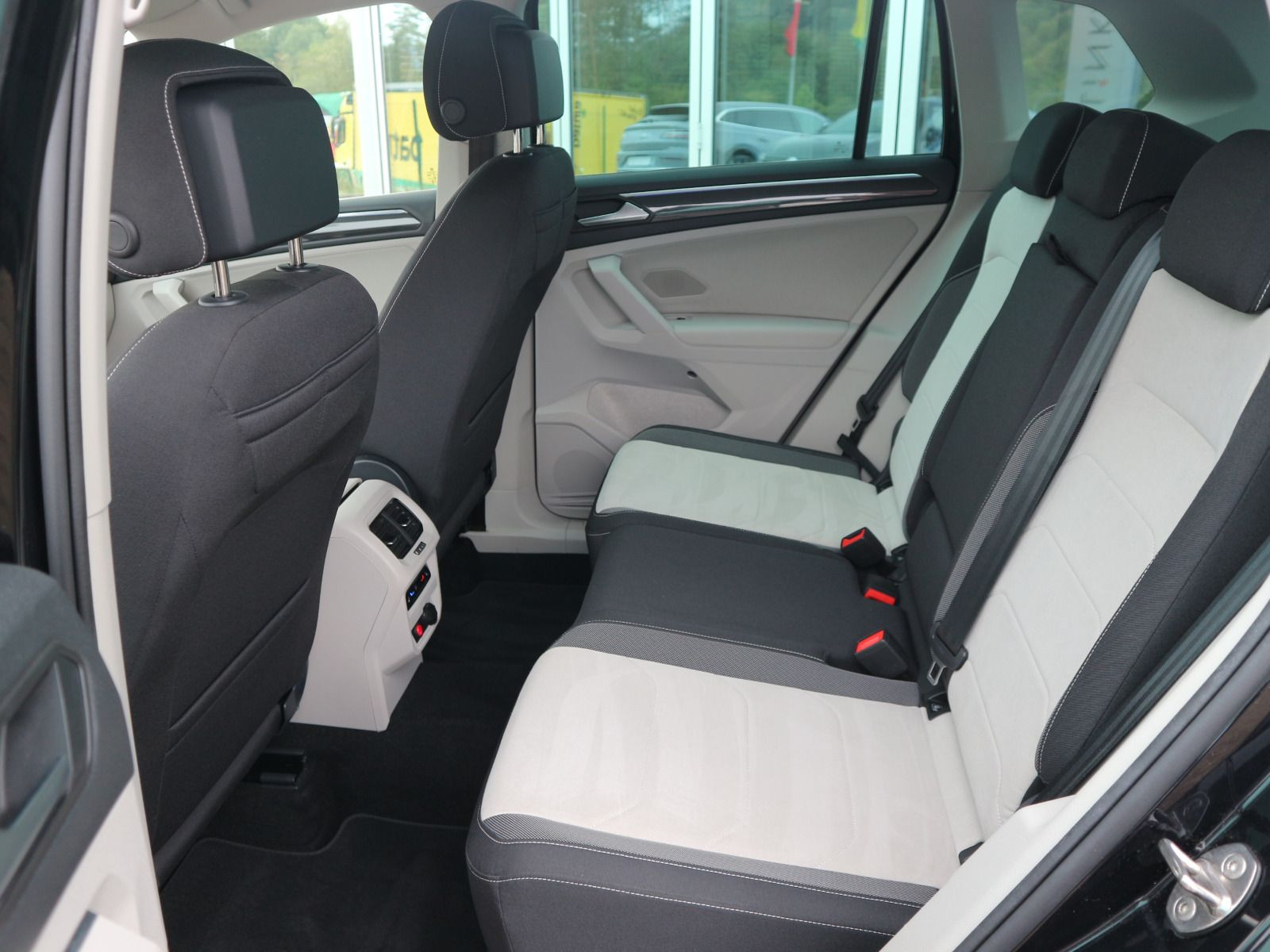 Fahrzeugabbildung Volkswagen Tiguan Elegance 1.4 TSI eHybrid AHK FAHRSCHULUMBAU