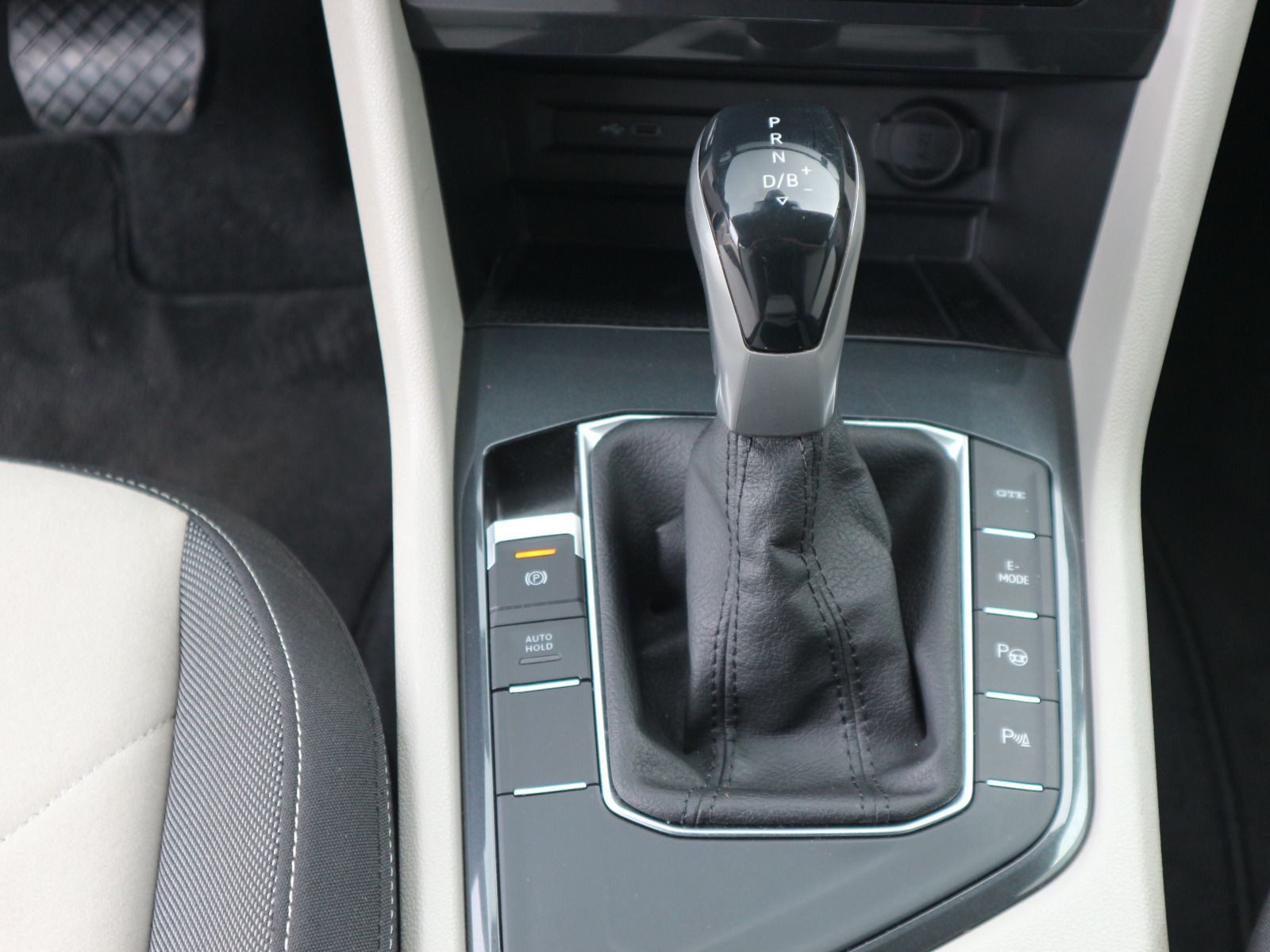 Fahrzeugabbildung Volkswagen Tiguan Elegance 1.4 TSI eHybrid AHK FAHRSCHULUMBAU