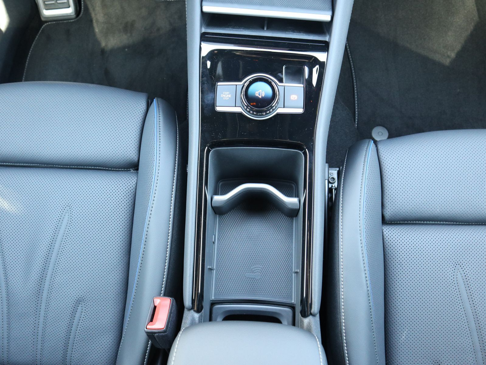 Fahrzeugabbildung Volkswagen Tiguan R-Line 1,5 eTSI OPF (150 PS) DSG *LEDER*NAVI*WINTERRÄDER*
