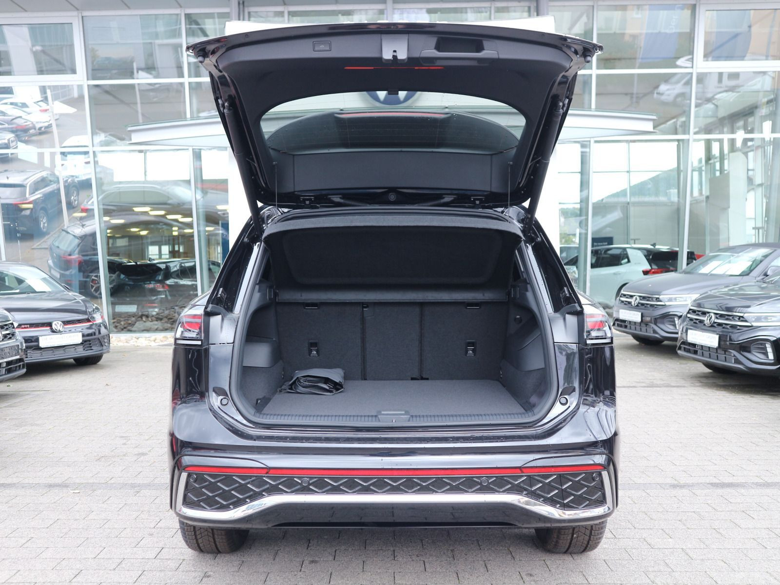 Fahrzeugabbildung Volkswagen Tiguan R-Line 1,5 l eTSI OPF (150 PS) DSG*AHK*PANORAMA*HARMAN KARDON*STDHZG*