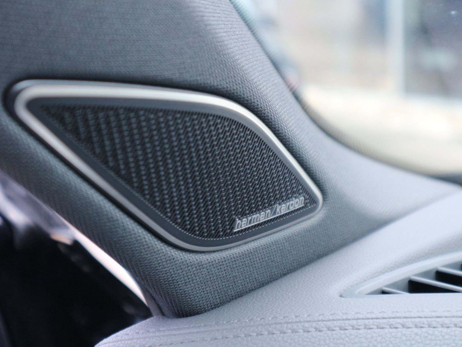Fahrzeugabbildung Volkswagen Tiguan R-Line 1,5 l eTSI OPF (150 PS) DSG*AHK*PANORAMA*HARMAN KARDON*STDHZG*