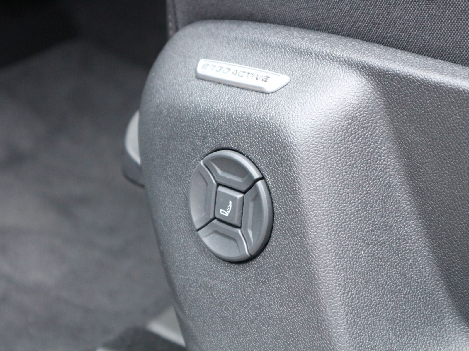 Fahrzeugabbildung Volkswagen Tiguan R-Line 1,5 l eTSI OPF (150 PS) DSG*AHK*PANORAMA*HARMAN KARDON*STDHZG*