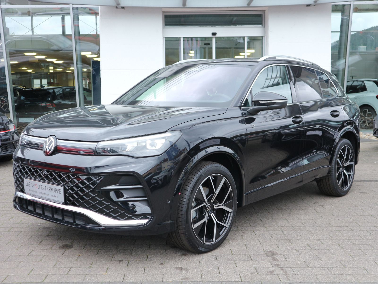 Fahrzeugabbildung Volkswagen Tiguan R-Line 1,5 l eTSI OPF (150 PS) DSG*AHK*PANORAMA*HARMAN KARDON*STDHZG*