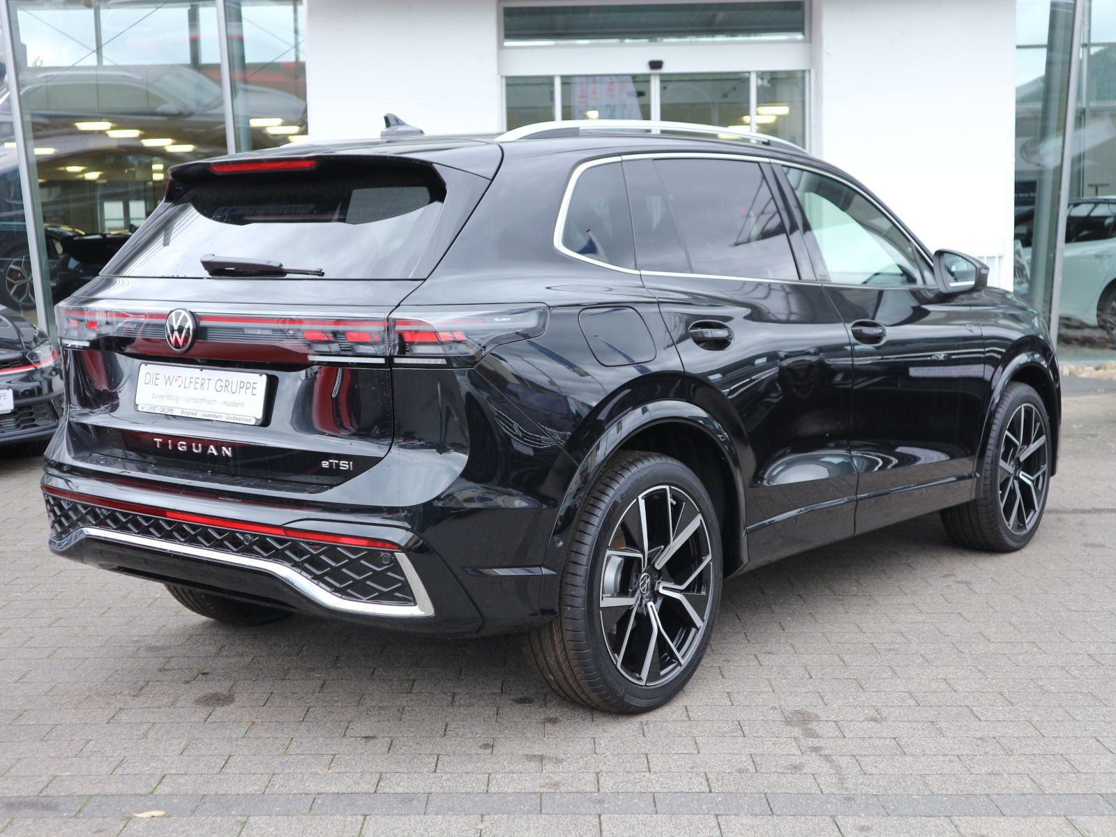 Fahrzeugabbildung Volkswagen Tiguan R-Line 1,5 l eTSI OPF (150 PS) DSG*AHK*PANORAMA*HARMAN KARDON*STDHZG*