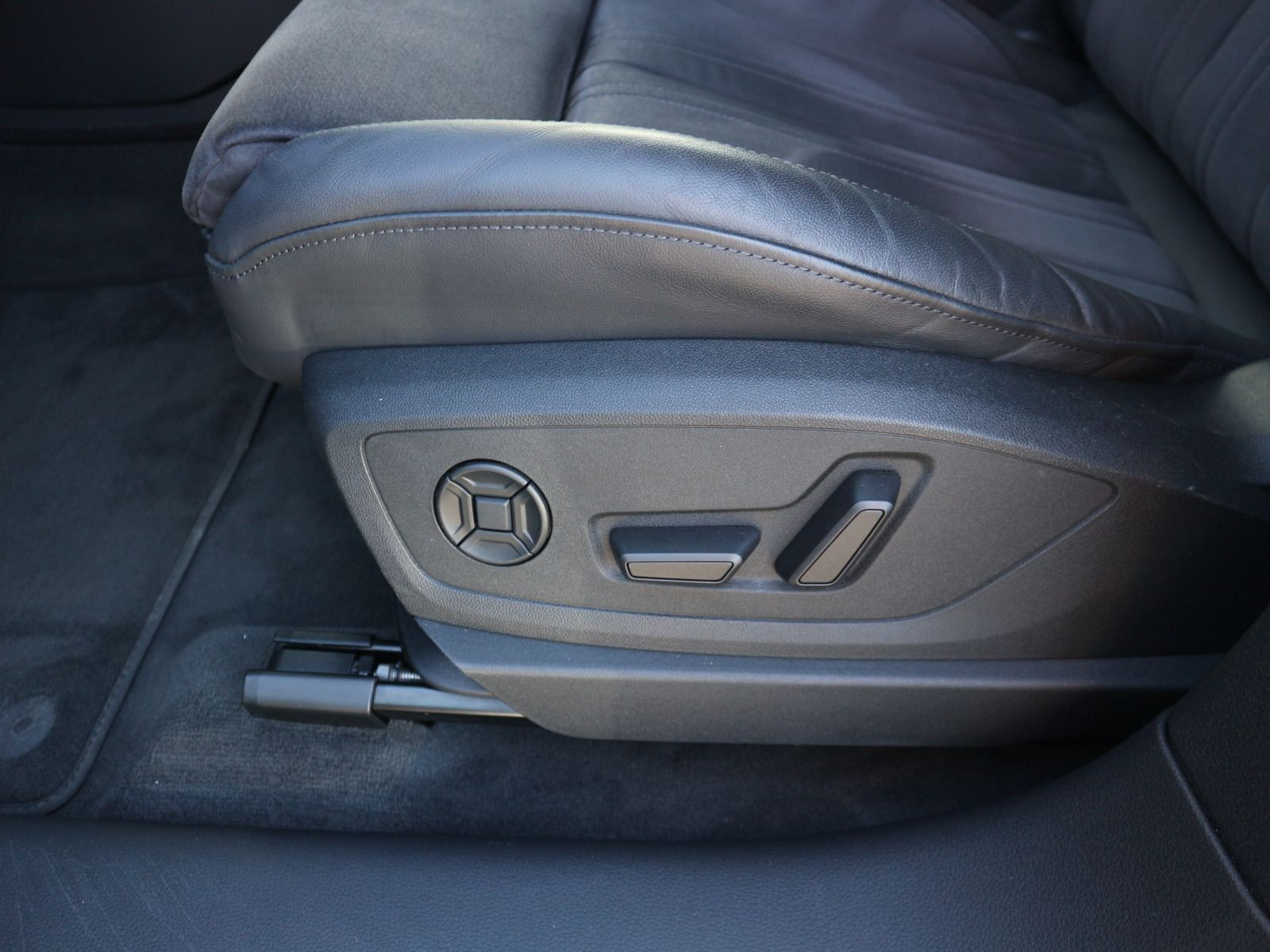 Fahrzeugabbildung Audi e-tron advanced 55 quattro ACC*AHK*B&O*RFK*HUD