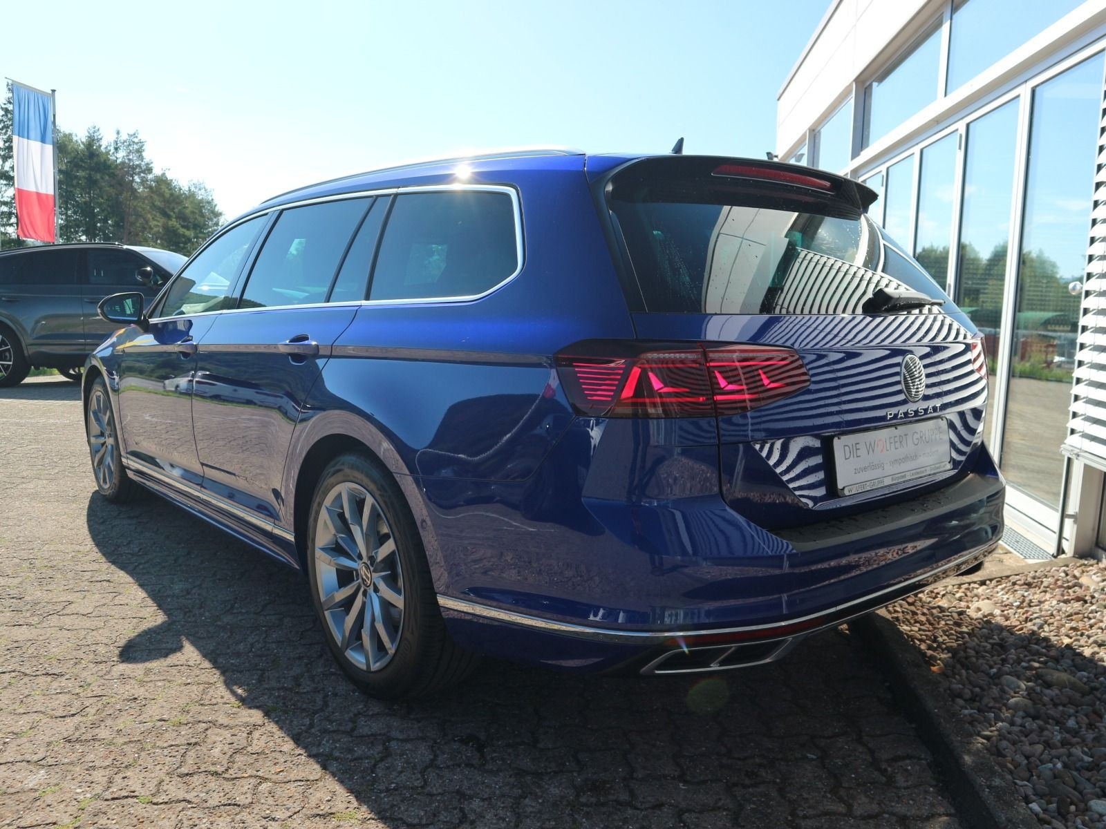 Fahrzeugabbildung Volkswagen Passat Variant Elegance 2.0 TDI DSG R-LINE PANO DCC KEYLESS