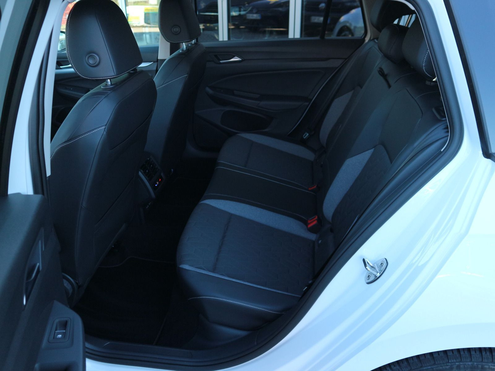 Fahrzeugabbildung Volkswagen Golf Variant Goal 1.5 TSI AHK RFK LED NAVI FACELIFT