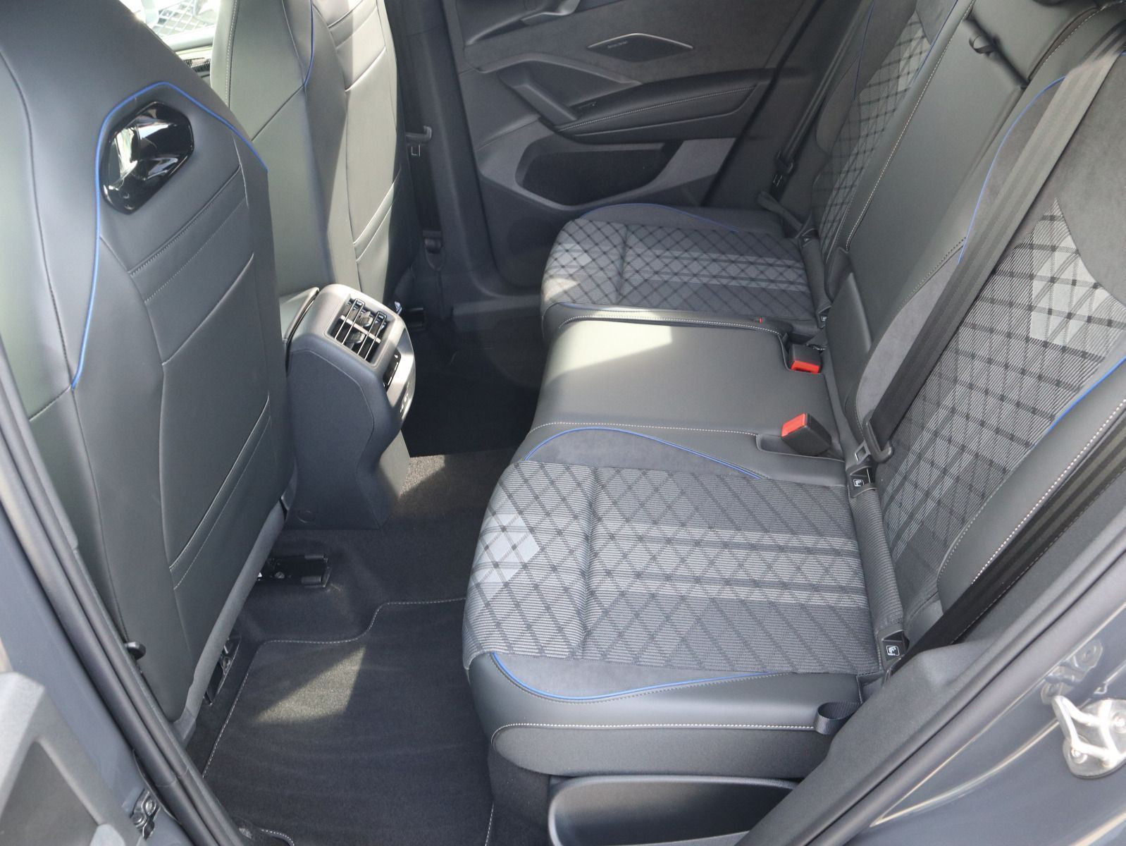 Fahrzeugabbildung Volkswagen Tiguan R-Line 2,0 TDI SCR 4MOTION (193 PS) DSG*WINTERRÄDER*AHK*STHZG*